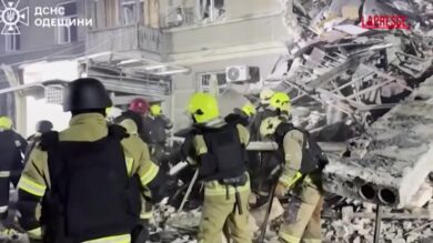 Ucraina, attacco russo su Odessa: i soccorsi tra le macerie