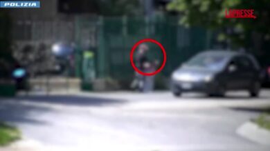 Napoli, smantellata piazza di droga a Scampia: il video dello spaccio