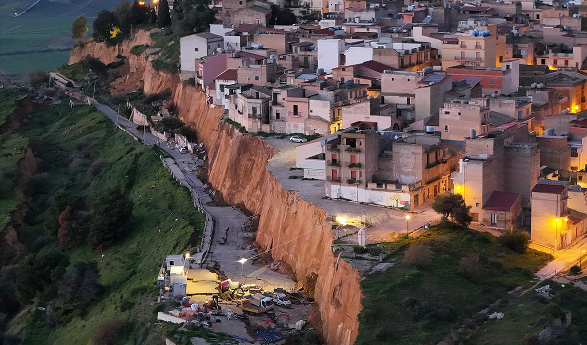 Niscemi, le foto della frana vista dall’alto: evacuate oltre 1500 persone