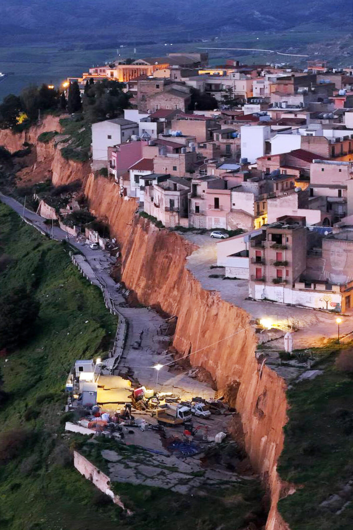 Niscemi, le foto della frana vista dall’alto: evacuate oltre 1500 persone