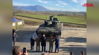 La cerimonia di consegna dei carrarmati Lynx realizzati dalla joint venture Leonardo-Rheinmetall