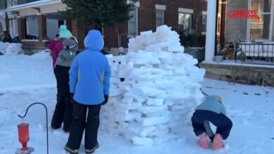 Memphis, i bambini costruiscono un igloo dopo la tempesta di neve