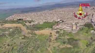 Frana a Niscemi, il sopralluogo aereo dei vigili del fuoco
