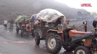 Pakistan, più di 70mila persone abbandonano la regione di Khyber Pakhtunkhwa: l'infinita fila di camion