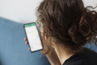 Francia, Assemblea Nazionale approva divieto di social per i minori di 15 anni