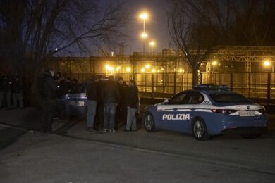 Sparatoria a Milano, aggredita troupe di ‘Ore 14’ a Rogoredo