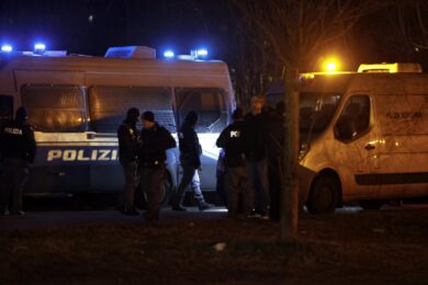 Milano, disposta autopsia del 28enne ucciso da poliziotto in sparatoria. L’agente: “Ho mirato alla sagoma”