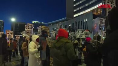 Minneapolis, Greg Bovino lascia la città: manifestanti in strada