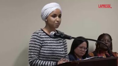 Deputata dem Ilhan Omar spruzzata con sostanza sconosciuta durante comizio a Minneapolis