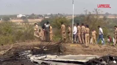 India, aereo privato si schianta: muore vice capo del governo del Maharashtra