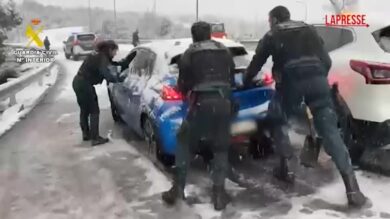 Spagna, Guardia Civil presta soccorso ad auto bloccate nella neve a Madrid