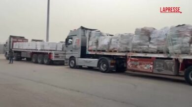 Gaza, aiuti umanitari entrano nella Striscia dal valico di Rafah