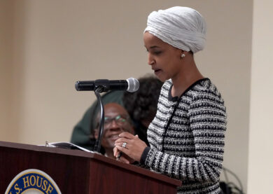 Usa, Ilhan Omar aggredita durante un comizio: chi è la deputata somala definita da Trump “spazzatura”