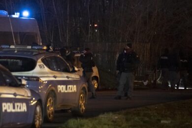 Troupe ‘Ore 14’ aggredita a Milano, il filmmaker: “A Rogoredo ho avuto tanta paura”