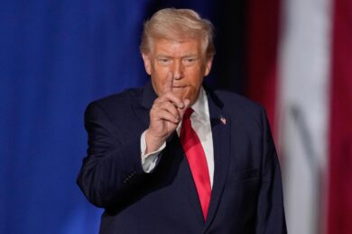 Iran, Trump: “Pronti a intervenire rapidamente”. Teheran: “Se attaccati risponderemo come mai prima d’ora”