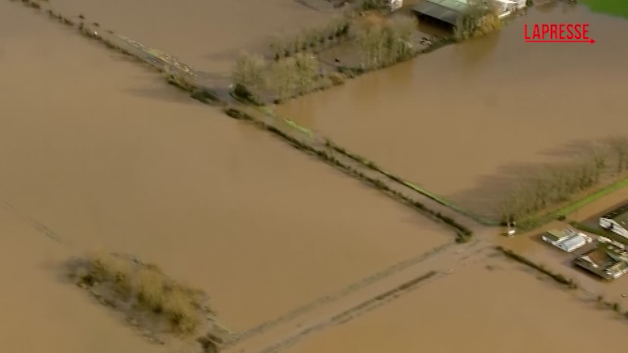 Inghilterra, forti piogge nel Somerset dopo la tempesta Chandra: le immagini dell