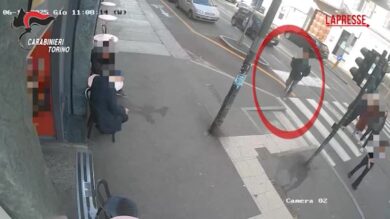 Torino, segue anziana per strada e la rapina nell'androne: le immagini del pedinamento