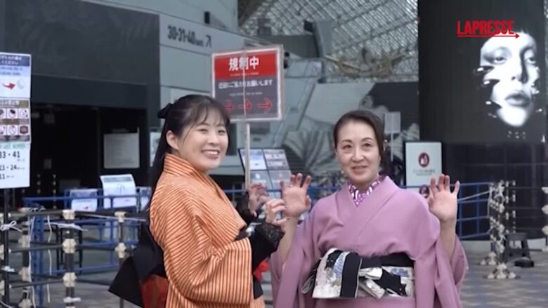 Tokyo, fan in kimono prima del concerto di Lady Gaga