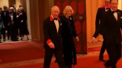 Regno Unito, re Carlo e la regina Camilla alla prima del documentario sul sovrano
