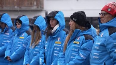Crans Montana: la nazionale di sci donne rende omaggio alle vittime di Capodanno
