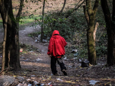 Milano, coi volontari nel bosco della droga: “A Rogoredo paura e disperazione”