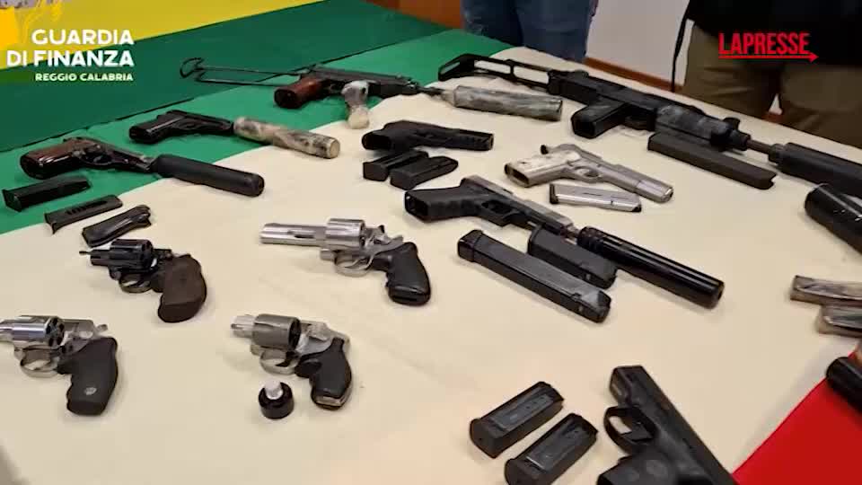 Reggio Calabria, Gdf scopre arsenale nascosto sotto terra nella Piana di Gioia Tauro