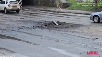 Ucraina, attacco russo colpisce autobus a Kherson: un morto e cinque feriti