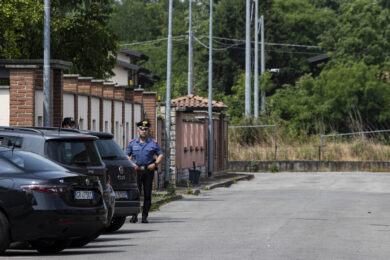 Delitto Garlasco, la nuova consulenza della famiglia Poggi: “Impossibile evitare pozza di sangue sul gradino”