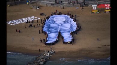 Gaza, a Barcellona la gigantesca foto di Hind Rajab sulla spiaggia: la bimba fu uccisa due anni fa