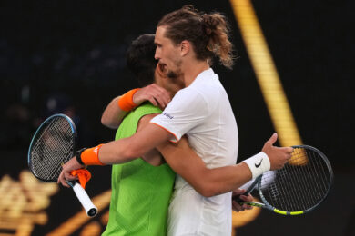 Alexander Zverev abbraccia Carlos Alcaraz dopo la semifinale degli Australian Open 2026 vinta dallo spagnolo. (AP Photo/Dita Alangakra)