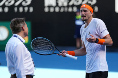 Alexander Zverev, protesta durante la semifinale degli Australian Open 2026 contro Carlos Alcaraz. (AP Photo/Asanka Brendon Ratnayake)