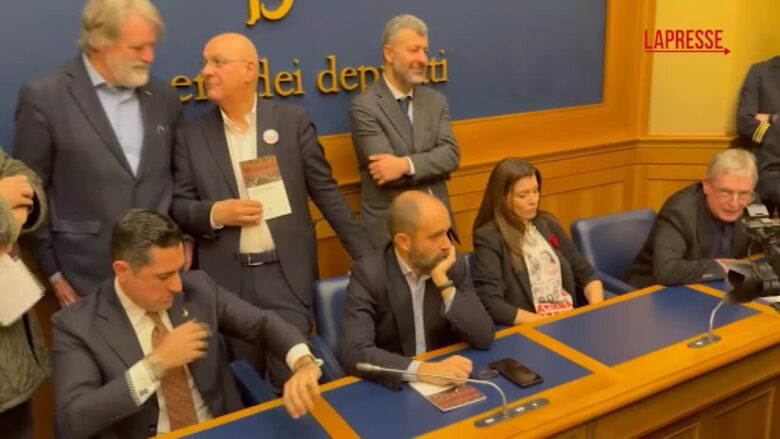 Conferenza estrema destra alla Camera: lite con insulti in sala stampa