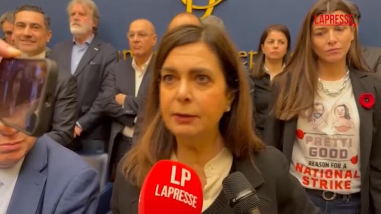 Conferenza CasaPound alla Camera, opposizioni occupano sala stampa e cantano “Bella ciao”