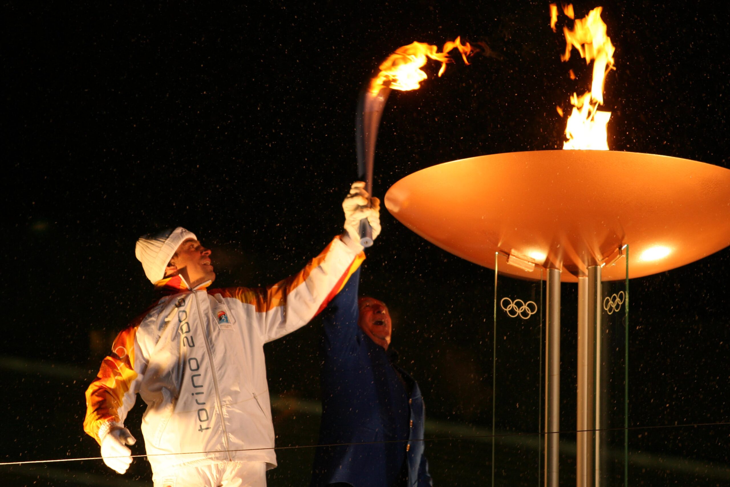 Olimpiadi 2026, mistero sui tedofori alla cerimonia d’apertura: i precedenti più curiosi