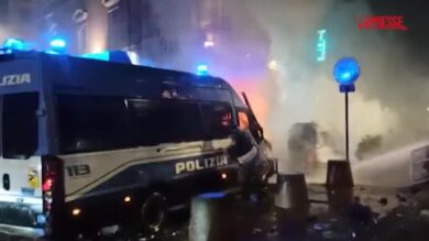 Torino, corteo Askatasuna: mezzo blindato della polizia in fiamme durante gli scontri