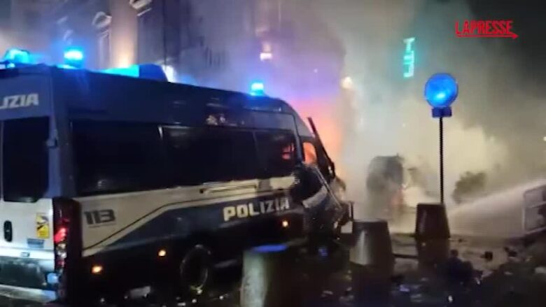Torino, corteo Askatasuna: mezzo blindato della polizia in fiamme durante gli scontri
