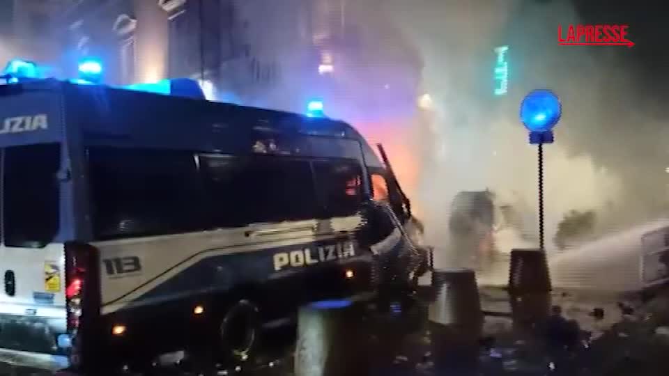 Torino, corteo Askatasuna: mezzo blindato della polizia in fiamme durante gli scontri