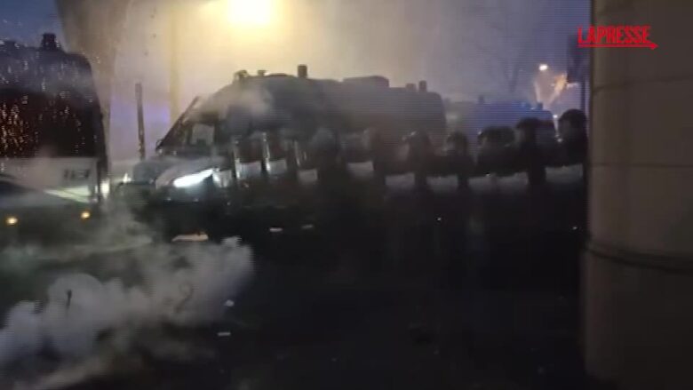 Torino, scontri al corteo per Askatasuna: bombe carta e petardi