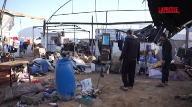 Gaza, distruzione nella tendopoli di Khan Younis dopo il raid Idf