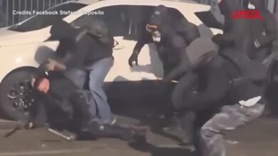 Torino, corteo pro Askatasuna: la brutale aggressione a un poliziotto