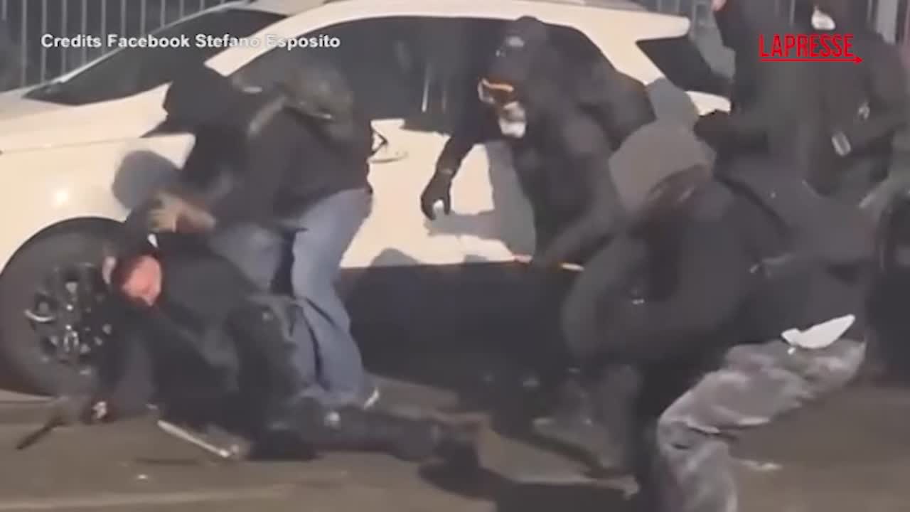 Torino, corteo pro Askatasuna: la brutale aggressione a un poliziotto