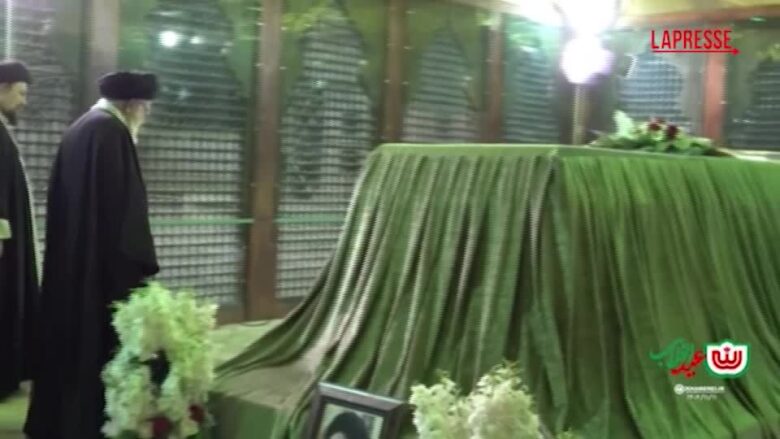Iran, Khamenei rende omaggio alla tomba dell'ayatollah Khomeini