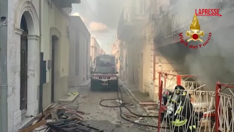 Adelfia, esplosione in una casa: morti due anziani sotto le macerie