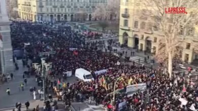 Torino, parte il corteo di Askatasuna: migliaia nelle strade