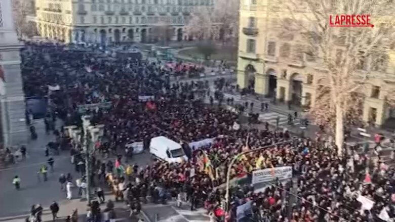 Torino, parte il corteo di Askatasuna: migliaia nelle strade
