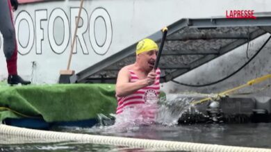Milano, in cento si tuffano nelle acque gelide del naviglio per il tradizionale cimento invernale