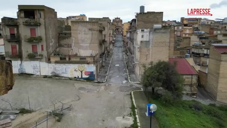 Niscemi: ancora in piedi la croce simbolo di resistenza, le immagini dal drone