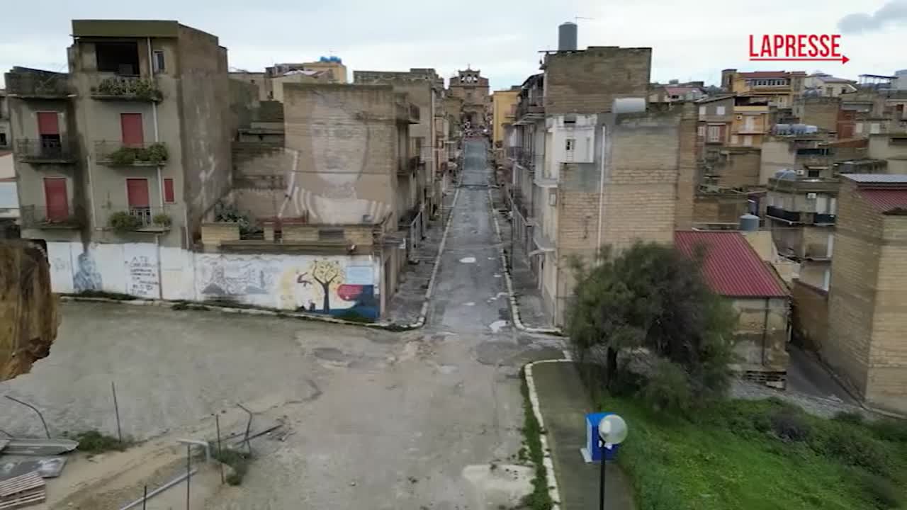 niscemi ancora in piedi la croce simbolo di resistenza le immagini dal drone da Lapresse.it niscemi ancora in piedi la croce simbolo di resistenza le immagini dal drone