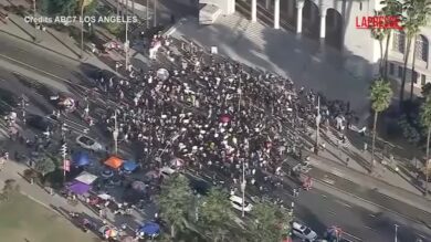 Los Angeles, centinaia in strada per protestare contro l'Ice: le immagini dall'alto