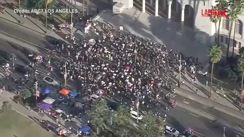 Los Angeles, centinaia in strada per protestare contro l'Ice: le immagini dall'alto